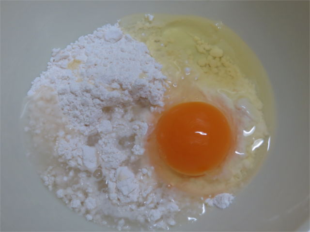 バッター液は、卵と小麦粉をボウルにいれて氷水を少しずつ足しながら混ぜる