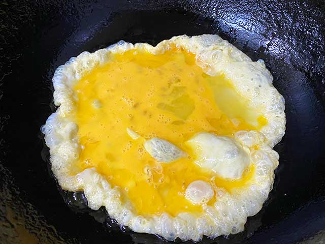 溶いた卵を軽く炒める