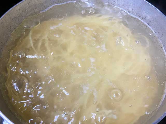 鍋に水を入れて沸騰させ、沸騰したら塩を入れて所定の時間パスタを茹でる