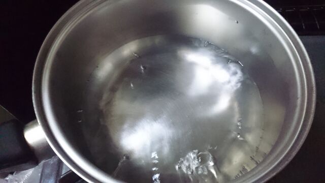 鍋に水を入れて沸騰させる