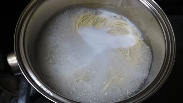 水が沸騰したら、麺を入れて3分間茹でる