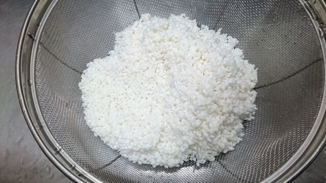 お米をザルにあげ、5分程水を切る