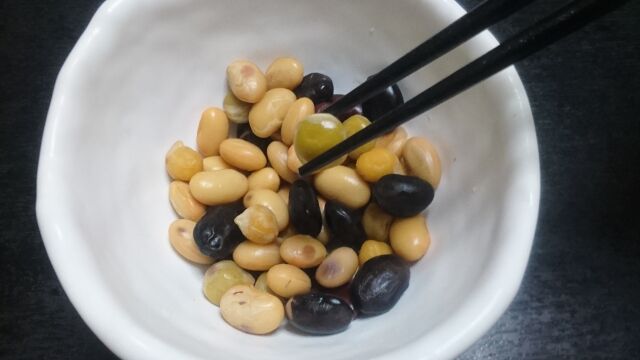 痩せたい場合、蒸し豆はひとつずつ箸でつまんで食べる