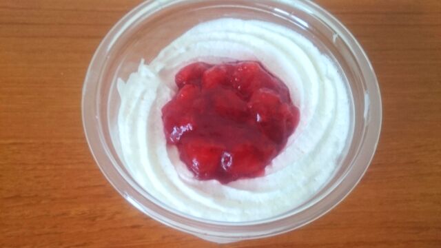 真っ赤なイチゴソースと白いホイップクリーム
