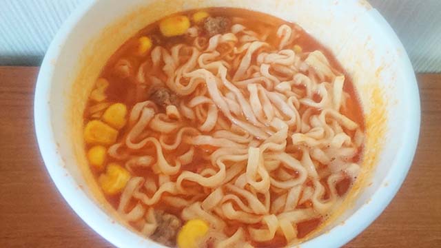 しっかりかき混ぜるとかやくのトマトはスープに溶ける