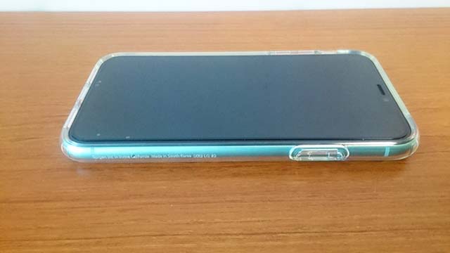 Spigenのクリアケースを装着したiPhone11