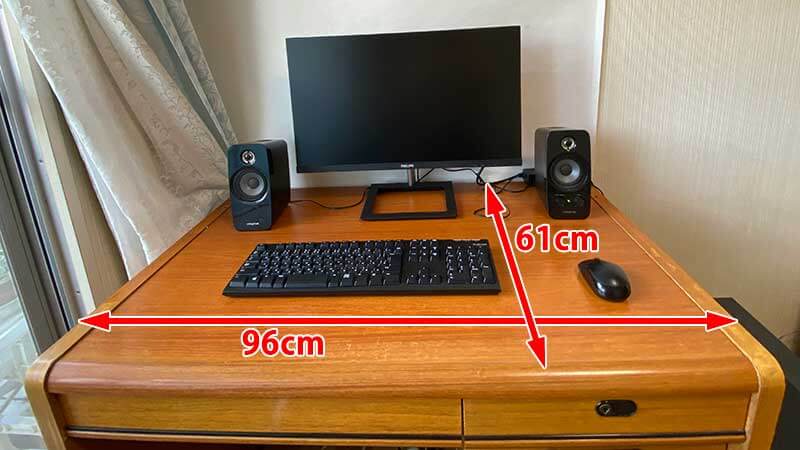 僕が使っている机のサイズは幅96cm × 奥行61cm