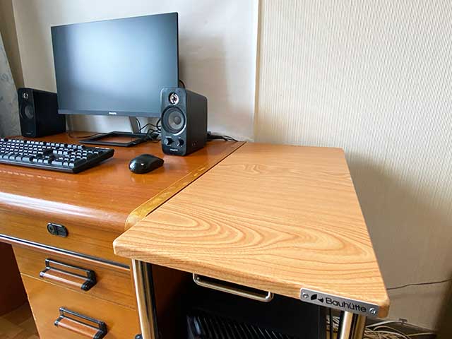 Bauhutteの昇降式L字デスクの木目調のデザインは、元からある木の机の色味と良く合う
