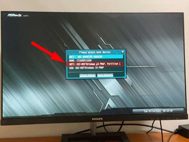「Please select boot device」というダイアログで「UEFI」を選択