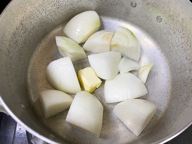 玉ねぎを半分鍋に入れる