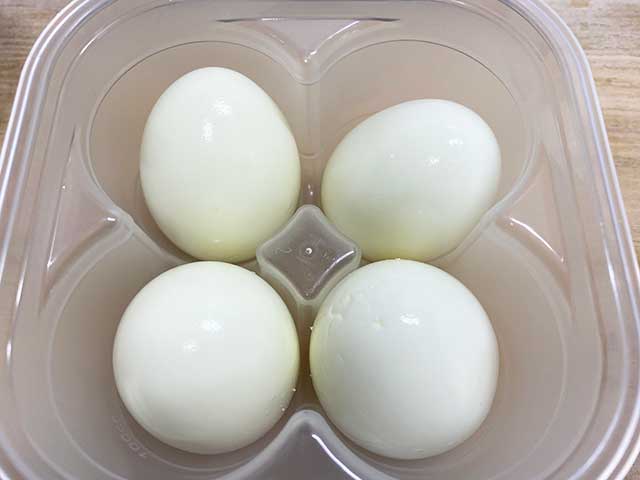 ゆで卵を容器に入れる
