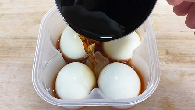 味付け卵のタレを容器に注ぐ