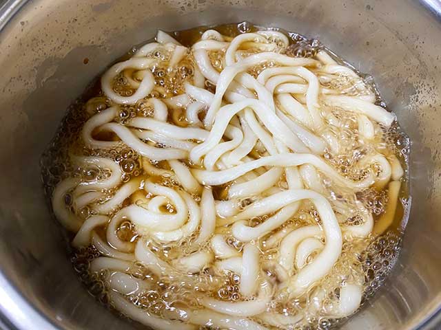 水が沸騰したら麺と濃縮うどんつゆを入れて3～4分煮込む