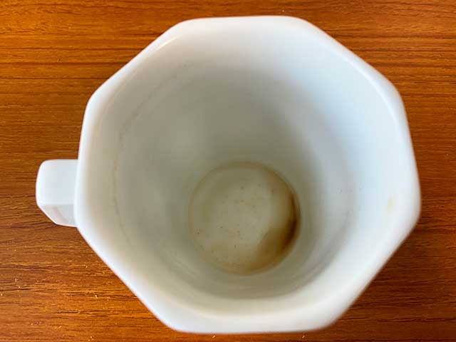 スプーンを使わなくてもインスタントコーヒーの粉はきれいに溶けた