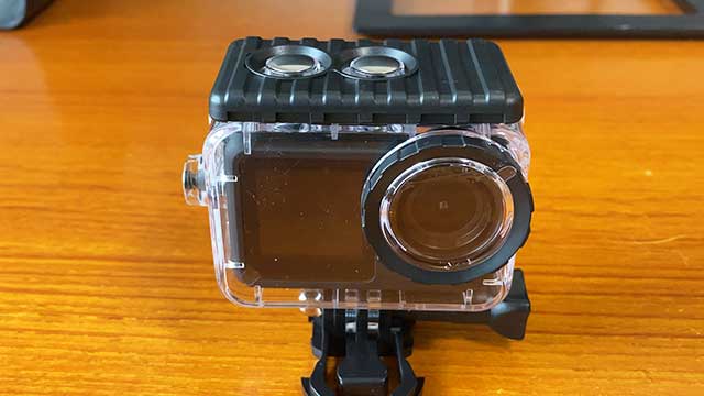 防水性能はカメラだけの場合5m、付属している防水カバーをカメラに装着すると40m
