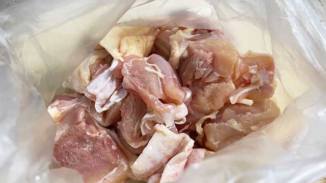 鶏モモ肉を手ごろな大きさに切って、ビニール袋に入れる