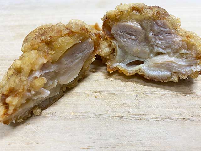 ブライン液に漬け込んだ鶏のモモ肉のからあげの切断面