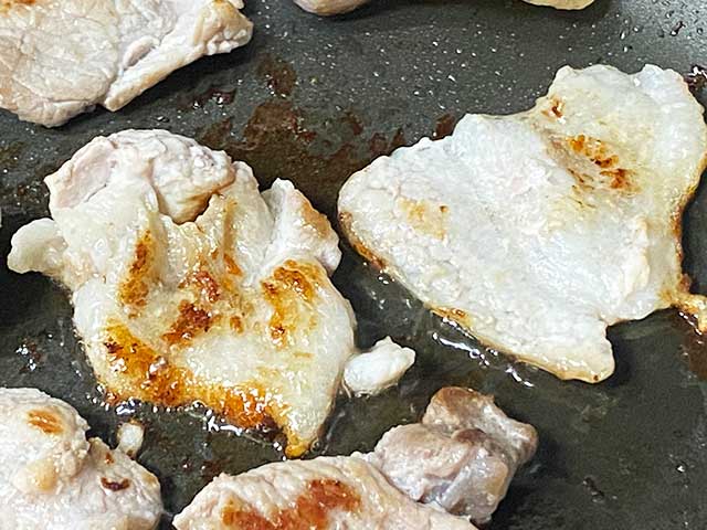 豚肉を弱火じっくり炒めていると、豚肉からジワジワと脂が出る