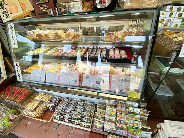 三春堂は瓦シューだけでなく色んなお菓子が売られている