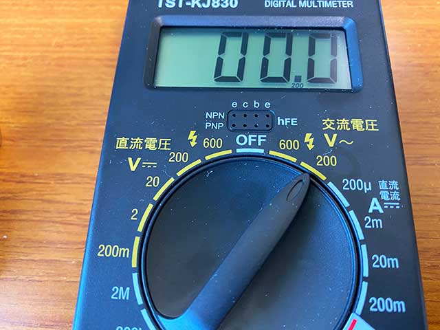 一般家庭用コンセントの電圧は100Vなのでレンジ切換スイッチは交流電圧の200Vに合わせる