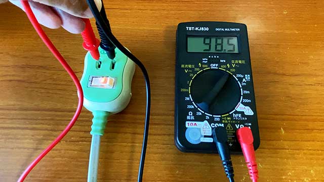 コンセントのスイッチを入れると、交流電圧の値は98.5V