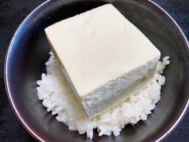 豆腐をご飯の上に乗せる