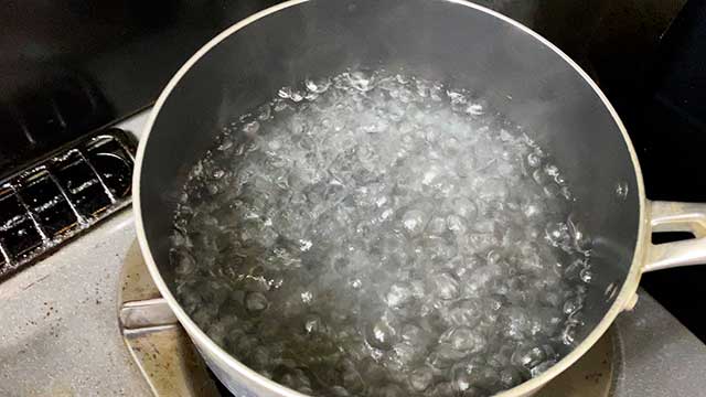 国策炊きはお米の倍量の水を使うので、2合のお米に対し4合の水を沸騰させる