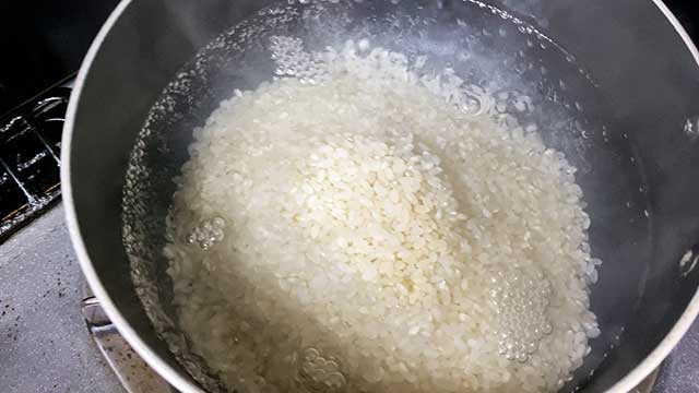 水が沸騰したら、洗ってないお米を投入