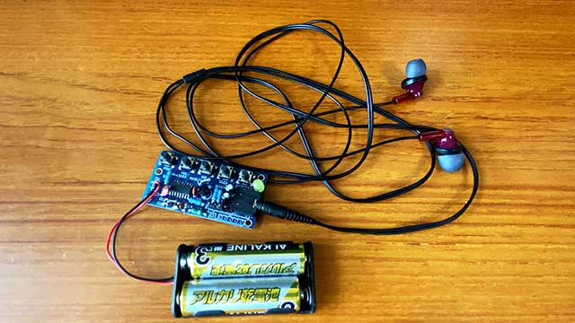 FMラジオを聴くために、電池ボックスに単3電池を2本入れイヤホンをさし込む