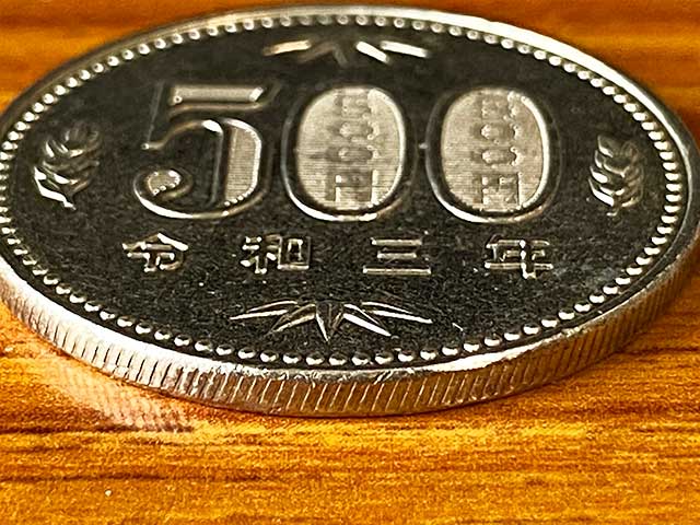 旧500円玉は細かな斜めギザが規則的に細かく刻まれている