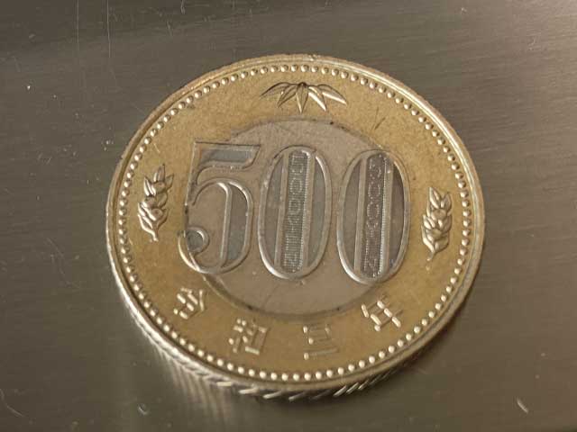 新500円玉を下から見ると0という文字の真ん中に「500YEN」という文字が見える