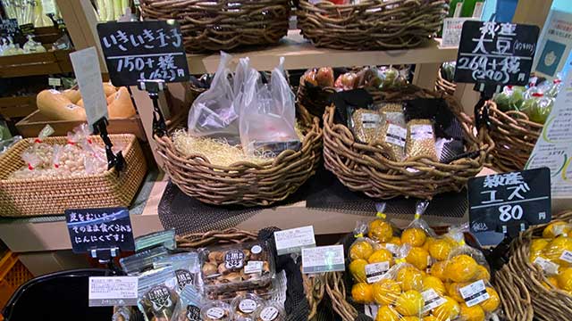 菜々色マルシェでは山口県で取れた野菜や果物が買える