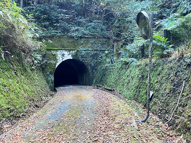 入り口が不気味な鹿背隧道