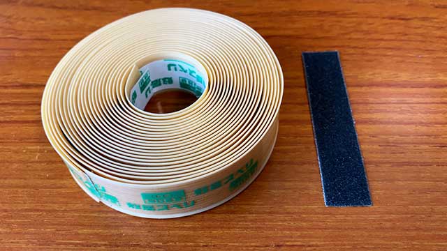 敷居スベリの商品内容は、敷居に貼るテープと小さな紙やすり