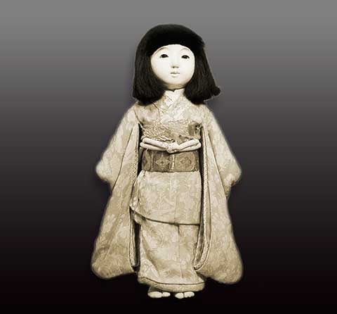 巨大な日本人形に追いかけられる初夢を見た