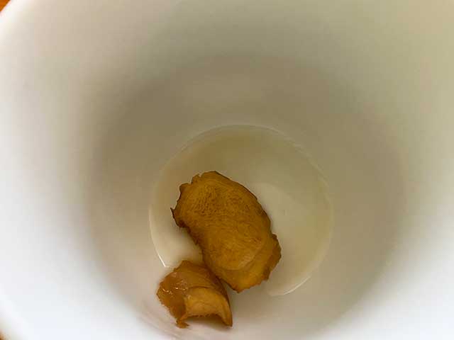 コップの底に残る紅茶を含んでふにゃふにゃになった乾燥しょうがは食べる！
