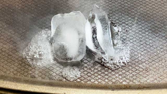 ホットプレートが温まったら、コゲ付き部分に氷を乗せる