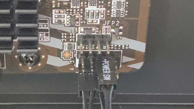 マザーボードのJFP1にケースの電源スイッチやリセットスイッチ、HDD LEDを動作させるためのコネクタを接続した