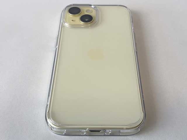 スマホケースを装着したiPhone15