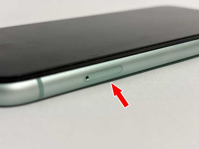 iPhone11は本体の右側にSIMトレイがある