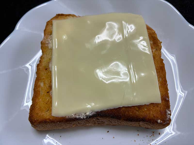 賞味期限が1年4か月前のスライスチーズをパンに乗せて食べる！