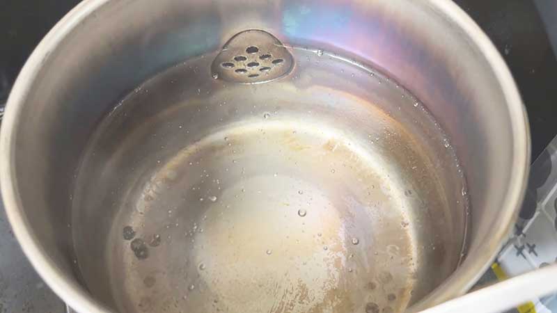 ヤカンや鍋などに水を入れて80℃くらいまで加熱