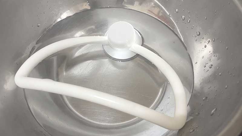 洗った吸盤を鍋、ボウルなどの耐熱容器に入れ、吸盤がしっかり浸かるまで80度くらいまで加熱した水を注ぐ