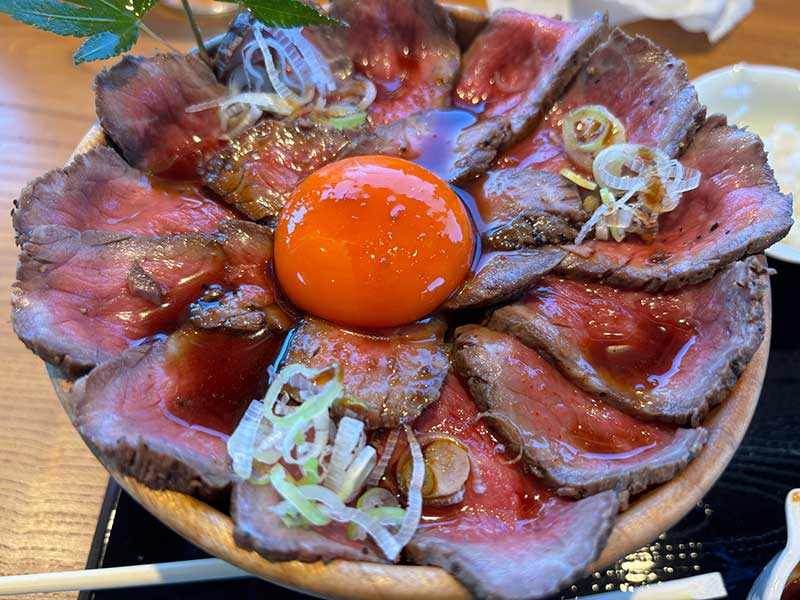 タレがかかったローストビーフ丼