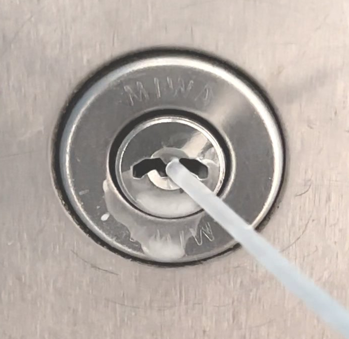 鍵穴専用潤滑材を噴射した直後