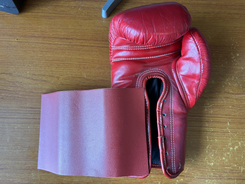 粘着付き合皮シートを補修箇所に合わせる