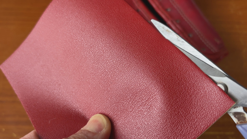 粘着付き合皮シートをハサミで切る