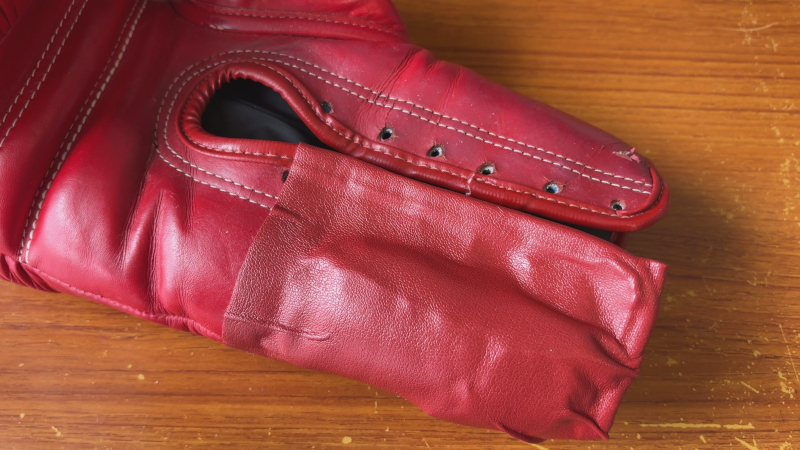 粘着付き合皮シートを補修箇所に貼り付ける