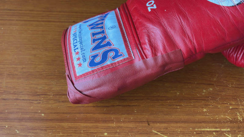 粘着付き合皮シートを補修箇所に貼り付ける