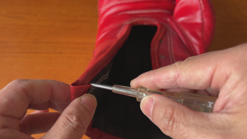 粘着付き合皮シートにゴム紐用の穴を開ける